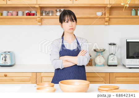 腕組みをする若い女性 68642341