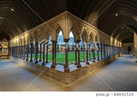 宮殿の廊下　左右対称 68642520