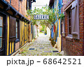 キャラリーの入り口　外国の小道にて 68642521