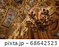 宮殿の天井画とシャンデリア　ベルサイユ宮殿にて 68642523