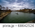 曇天のセーヌ川　クルージングする船 68642526