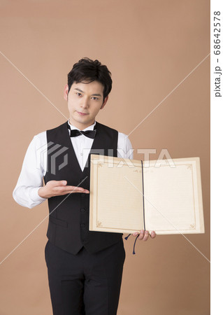 メニューを持つウェイター 68642578