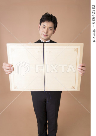 メニューを持つウェイター 68642582