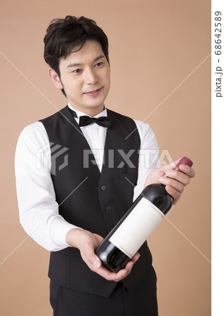 ワインを持つソムリエ ワインを持つソムリエ 68642589