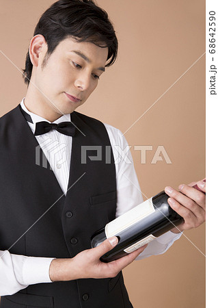 ワインを持つソムリエ 68642590