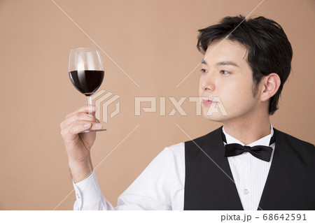 テイスティングをするソムリエ 68642591