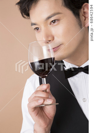 テイスティングをするソムリエ 68642594