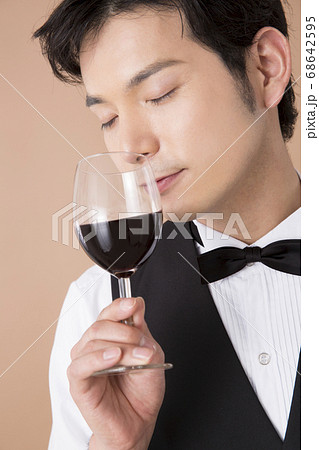 テイスティングをするソムリエ 68642595