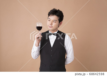 テイスティングをするソムリエ 68642598