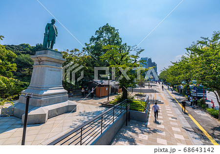 日本の東京都市景観 九段下駅近くの九段坂公園などを望む＝8月15日 68643142