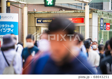 日本の東京都市景観　猛暑の中、秋葉原駅前をマスク姿で歩く人たち。顎マスクの人も（手前）＝8月18日 68643251