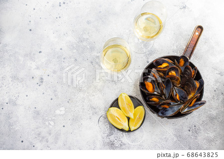 Mussels with wine background Mussels with wine background 68643825