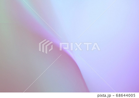 抽象的背景素材　紫色系　緩やかな流れ・ライン 68644005