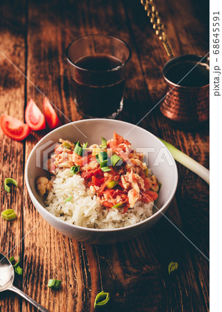 Scrambled eggs with tomatoes, leek and white rice Scrambled eggs with tomatoes, leek and white rice 68645591