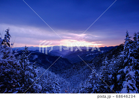 雪山の夜明け（奈良県吉野郡野迫川村） 68646234