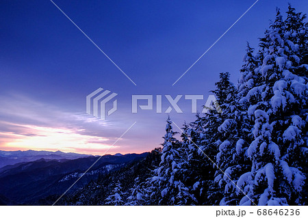 雪山の夜明け(奈良県吉野郡野迫川村) 雪山の夜明け(奈良県吉野郡野迫川村) 68646236