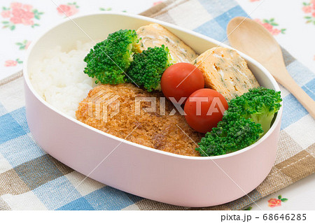 コロッケと卵焼きのお弁当 68646285