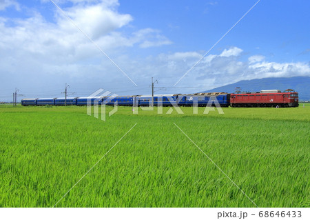 岩木山を背景に真夏の奥羽本線を駆け抜ける寝台特急「あけぼの」_2014/8/11撮影 岩木山を背景に真夏の奥羽本線を駆け抜ける寝台特急「あけぼの」_2014/8/11撮影 68646433