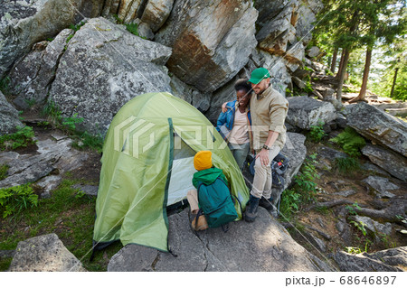 Family travelling together 68646897