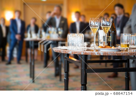 スーツの人が集うパーティ 68647154