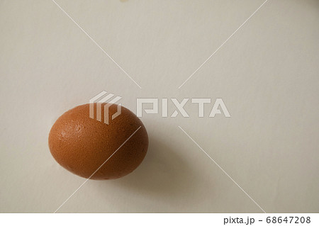 白バックの生卵 68647208
