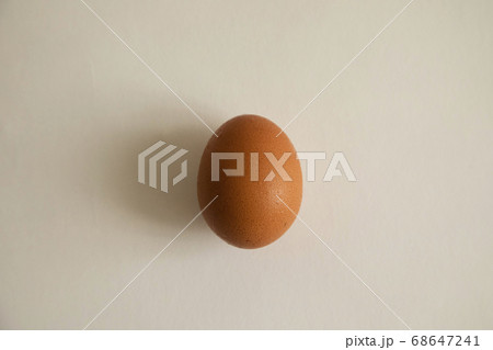 白バックの生卵 白バックの生卵 68647241