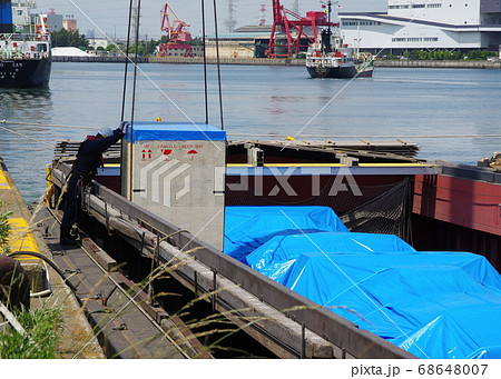 艀への貨物積み込み 68648007