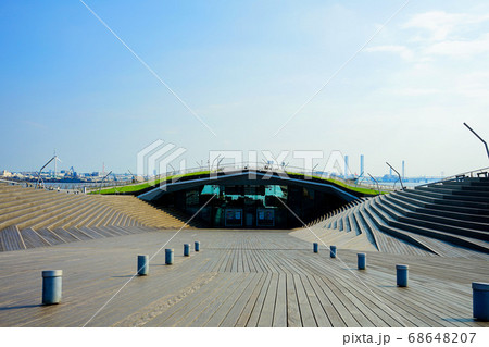 《みなとみらい》　晴れた日の大さん橋ホール 68648207