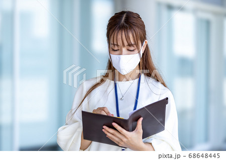 メモを確認する女性 メモを確認する女性 68648445