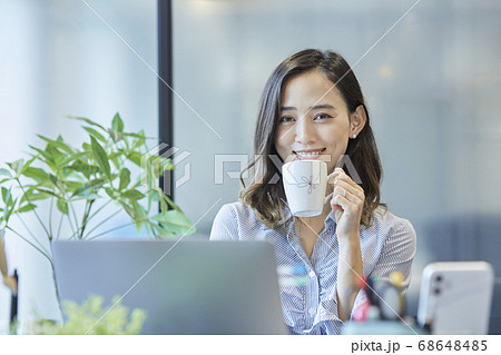 デスクで休憩する女性 68648485