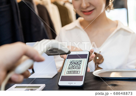 QRコード決済で支払いをする若い女性 QRコード決済で支払いをする若い女性 68648873