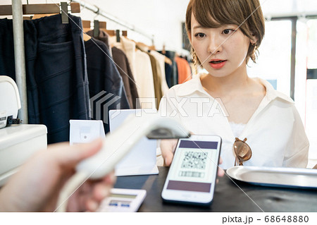 QRコード決済で支払いをする若い女性 QRコード決済で支払いをする若い女性 68648880