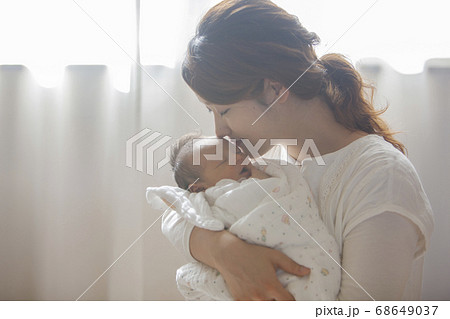 新生児を抱く母 68649037