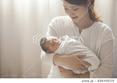 新生児を抱く母 新生児を抱く母 68649059