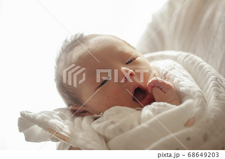 母親に抱かれる赤ちゃん 母親に抱かれる赤ちゃん 68649203