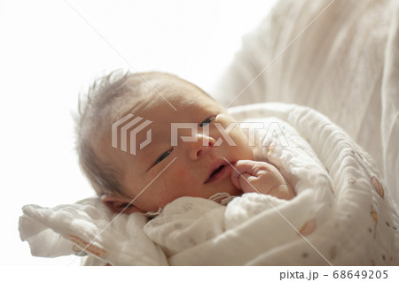 母親に抱かれる赤ちゃん 母親に抱かれる赤ちゃん 68649205