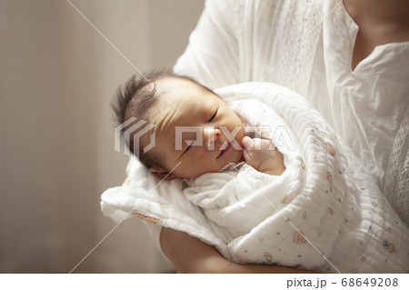 母親に抱かれる赤ちゃん 母親に抱かれる赤ちゃん 68649208
