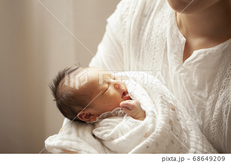 母親に抱かれる赤ちゃん 68649209