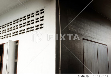 Black and white 68649274