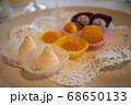 食事の最後のお茶菓子 68650133