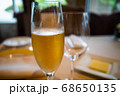 冷たいグラスとシャンパン 68650135