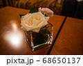雰囲気のある部屋と花 68650137