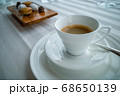 コーヒーとお茶菓子 68650139