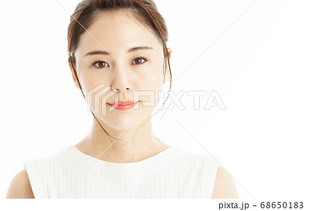 トレーニングで汗をかく女性 68650183