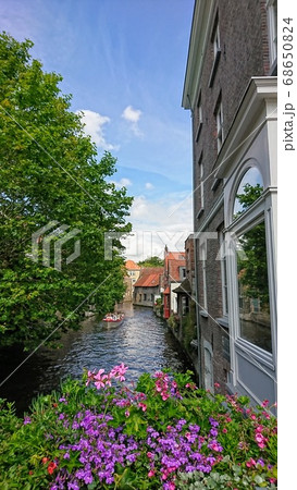 水の都ブルージュ(ベルギー)の水路を舟で行く 水の都ブルージュ(ベルギー)の水路を舟で行く 68650824