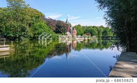 水の都ブルージュの水面に移る美しい景色 68650825