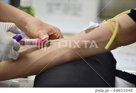 採血 手 注射器 68651048
