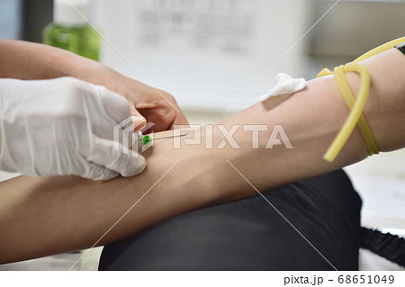 採血 手 注射器 68651049