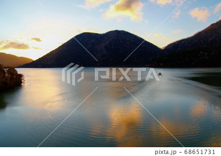 然別湖の朝焼け 然別湖の朝焼け 68651731