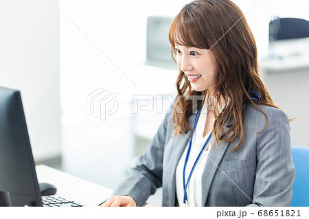 オフィスでパソコンを使って仕事をする若い女性 68651821